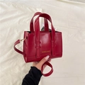 Borsa quadrata in pelle PU rossa lucida con dettagli dorati e tracolla sottile - Rosso
