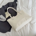 Borsa tote crema in ecopelle martellata con bordo ondulato e manici a spalla lunghi - Senza Ciondolo / Bianco