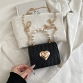Mini borsa nera intrecciata con manico di perle e chiusura a cuore dorata elegante - Nero