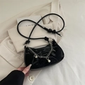 Borsa a tracolla nera chic con catena in metallo, perla e tessuto con monogramma - Nero