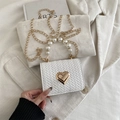 Mini borsa bianca intrecciata con chiusura a cuore d'oro e manico di perle - Bianco