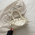 Cremeweiße plissierte Beuteltasche aus glänzendem Kunstleder mit verstellbarem Gurt - Weiß
