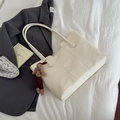 Grand cabas en cuir blanc crème avec coutures verticales et breloque lapin marron - Avec Pendentif / Blanc
