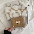 Mini borsa a tracolla intrecciata marrone con manico di perle e chiusura a cuore - Cachi