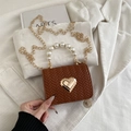 Mini borsa marrone intrecciata con chiusura a cuore, manico di perle e catena d'oro - Marrone
