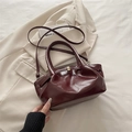 Schicke dunkelrote Beuteltasche mit goldener Schnalle und verstellbarem Riemen - Braun