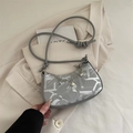 Borsa a mezzaluna grigia con motivi geometrici argento e ciondolo a catena trendy - Argento