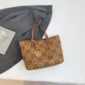 Borsa tote marrone con logo a motivo M e ciondolo in metallo dorato in stile minimalista - Marrone