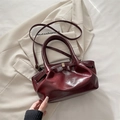 Borsa a secchiello bordeaux scuro in pelle verniciata lucida con fiocco - Rosso