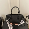 Elegante schwarze Beuteltasche aus Leder mit Narbenstruktur und verstellbarem Schultergurt - Schwarz
