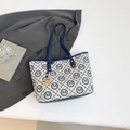 Grande borsa tote in tela bianco sporco con stampa a motivo M blu e finiture in pelle - Blu