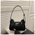 Detalle del bolso de hombro creciente negro brillante con texto grabado y cuero liso suave - Negro