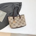 Borsa tote monogramma beige e marrone con cinturini in pelle e ciondolo dorato - Marrone
