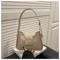 Detalle de bolso de hombro en cuero crema con hebilla metálica y logotipo grabado - Caqui