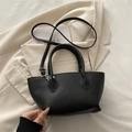 Minimalistische schwarze Beuteltasche aus genarbtem Leder mit Griffen und Schultergurt - Schwarz