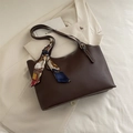 Dunkelbraune Leder-Tote-Bag mit Kontrastnähten und Vintage-Blumenschal am Griff - Braun