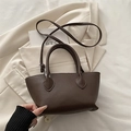 Dunkelbraune Eimer-Handtasche aus genarbtem Leder mit verstellbarem Schultergurt - Braun