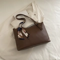 Braune Leder-Einkaufstasche für Damen mit Vintage-Seidenschal und verstellbarem Gurt - Braun