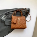 Borsa a tracolla marrone trapuntata con pendente a S dorato e mini pochette abbinata - Marrone