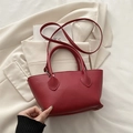 Rote Eimer-Handtasche aus Leder mit Lychee-Muster, Tragegriffen und Schulterriemen - Rot
