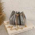 Κομψή γκρι τσάντα bucket από tweed με χρυσή αλυσίδα και διακοσμητικά μαργαριτάρια - Μαύρο