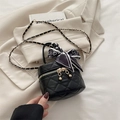 Mini borsa trapuntata nera con foulard di seta e tracolla a catena su un blazer - Nero