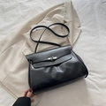Minimalistische schwarze Lederhandtasche mit silberner Schnalle in schickem Design - Schwarz