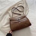 Braune Vintage-Umhängetasche aus Leder mit Silber-Schnalle auf neutralem Hintergrund - Braun