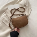 Borsa a tracolla a sella marrone opaco minimalista con marchio TIANYUN YICAI inciso - Marrone