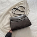 Vintage Tragetasche aus braunem Leder mit Silberbeschlägen und verstellbarem Schultergurt - Braun