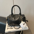 Elegante borsa Boston in ecopelle nera con trama litchi e ciondolo di peluche - Nero Con Pendente
