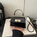 Minimalistische schwarze Lackleder Handtasche mit Goldschloss und einem Tragegriff - Schwarz