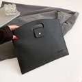 Schwarze minimalistische Handtasche aus Leder mit Cut-Out-Griff und Metall-Druckknopfverschluss - Schwarz
