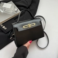 Borsa a mano nera minimalista in pelle con elegante chiusura a doppio anello dorato - Nero