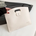 Minimalistische elfenbeinfarbene Tote-Bag aus genarbtem Leder mit ovalem Griff und Schnalle - Weiß