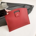 Rote Clutch aus genarbtem Leder mit ausgeschnittenem Griff und Metallschnalle - Rot