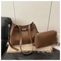 Detalle de un set tote de cuero marrón con bandolera y bolsa con cremallera a juego - café