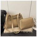 Detalle del conjunto de bolso tipo cubo beige con cierre metálico y neceser interno - Caqui