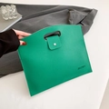 Grüne Handtasche aus Leder mit Litschimuster, ovalem Griff und minimalistischem Klappverschluss - Grün
