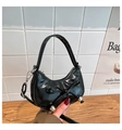 Detailaufnahme der schwarzen Hobo-Tasche mit Perlenbogen und glänzendem Finish - Schwarz