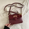 Elegante bordeauxrode crossbodytas met krokodillenpatroon, gouden gesp en kersenhanger - Rood