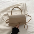Bolso de mano beige de patchwork con solapa tejida y detalles metálicos dorados - Caqui