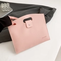 Grand sac à main rose en cuir grainé avec poignée découpée et bouton pression - Rose