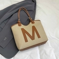 Beige gewebte Tragetasche mit braunem M-Dekor aus Leder und stilvollen Knotengriffen - Khaki