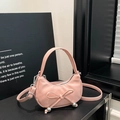 Bolso de media luna rosa con lazo de cuero y detalles plateados en soporte negro - Rosa