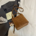 Braune Eimer-Tasche aus Wildlederimitat mit Teddybär-Anhänger und Schultergurt - Braun (Mit Anhänger)