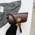 Dunkelbraune matte Leder-Umhängetasche in Rechteckform mit polierter goldener Schnalle - Braun