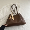 Sac fourre-tout marron foncé minimaliste en cuir mat avec un foulard décoratif en soie - Brun Foncé