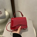Bolso bandolera de charol rojo de moda con solapa ondulada y herrajes plateados - Rojo