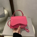 Minibolso bandolera chic de charol rosa vibrante con asa superior para mujer - Rosa
